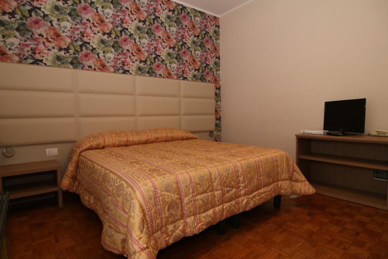 Hotel Ristorante Vittoria Santhià Zewnętrze zdjęcie